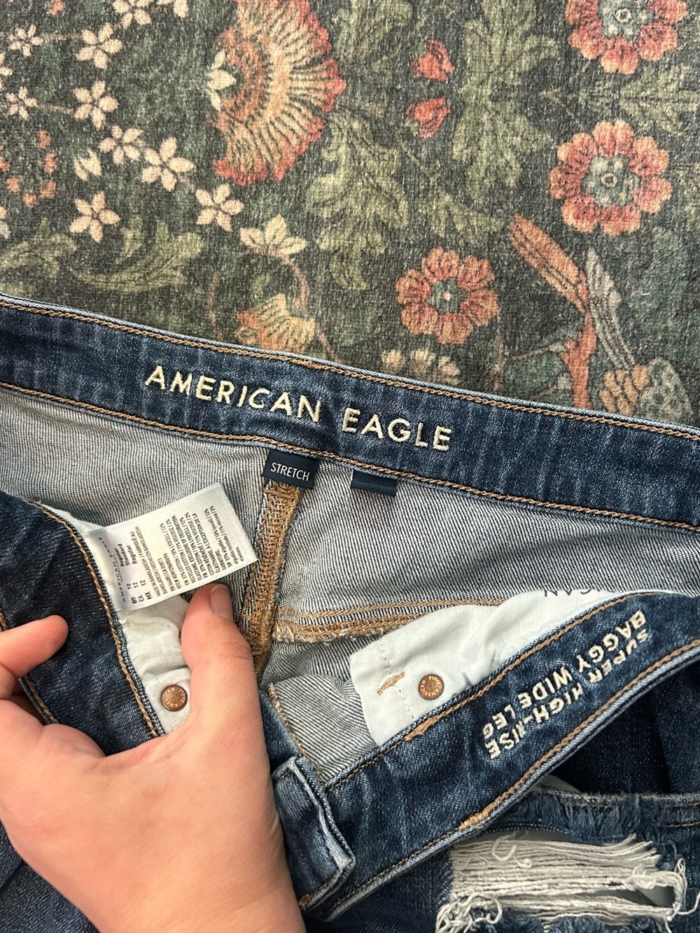 American Eagle Super High Rise Bagg Wide Leg Distressed Jeans - Picture 7 of 7